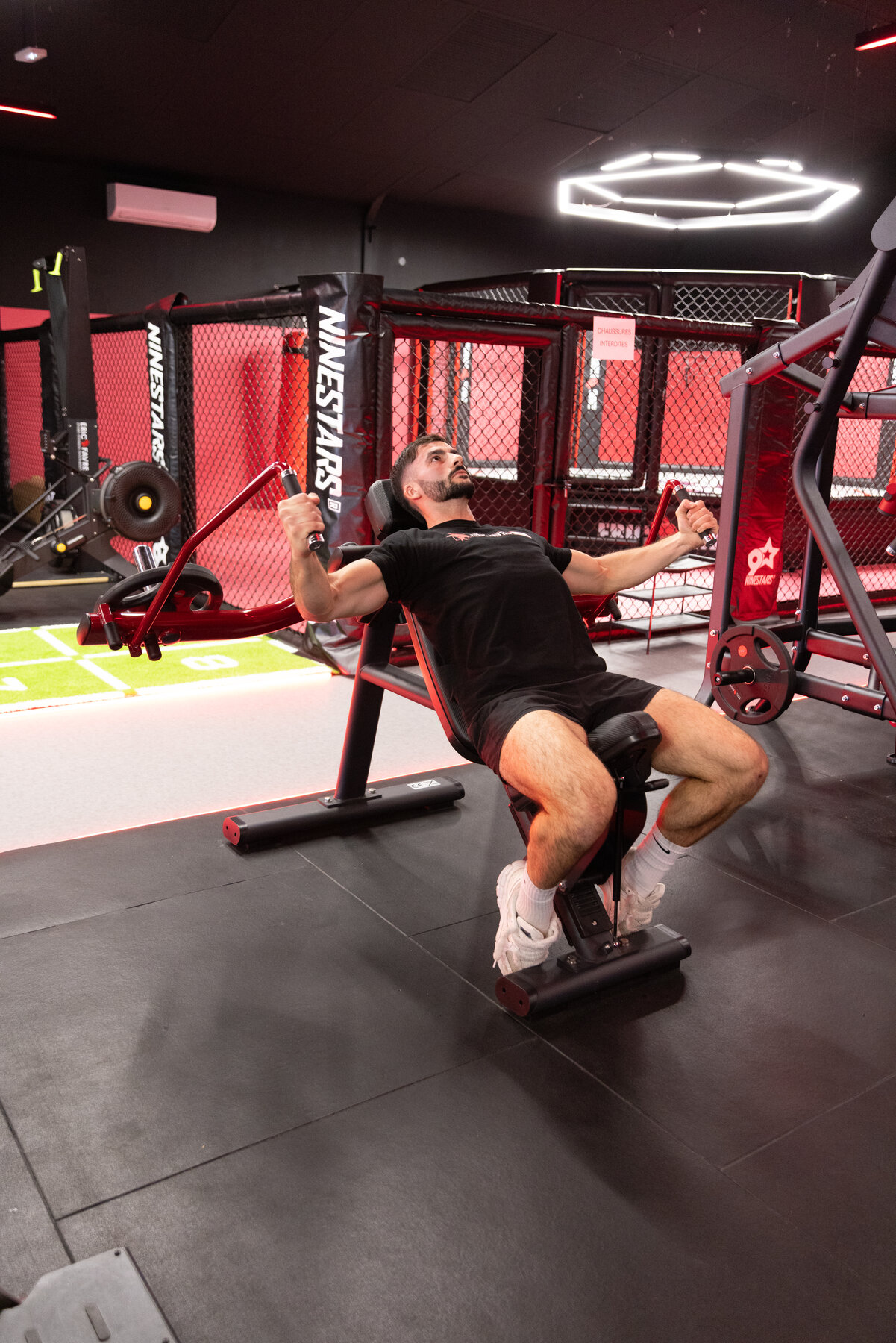 Adhérent s'entraînant sur un banc inclinable chez Eric Favre Gym Tavers
