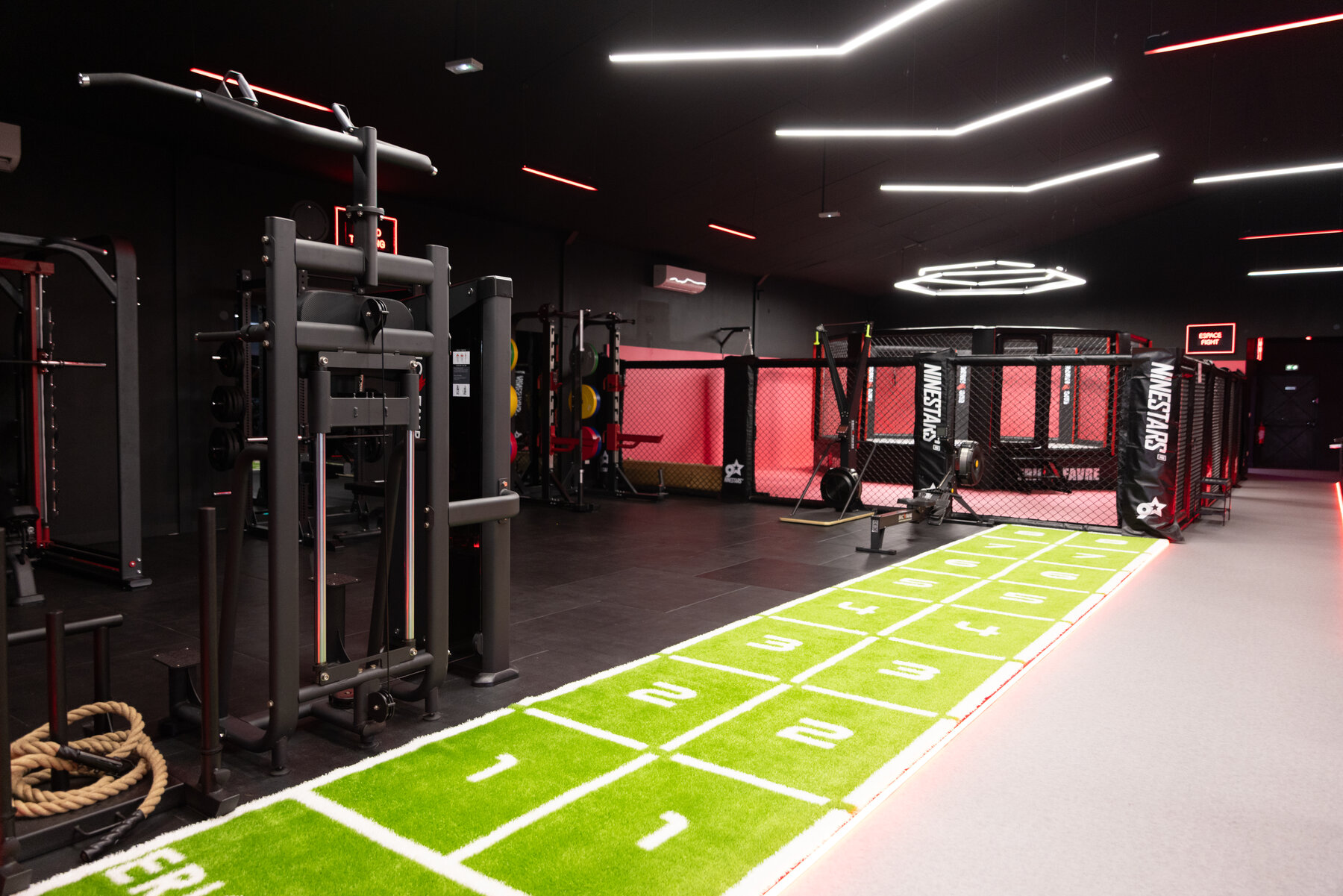 Plateau de musculation et colonnes câbles chez Eric Favre Gym à Tavers