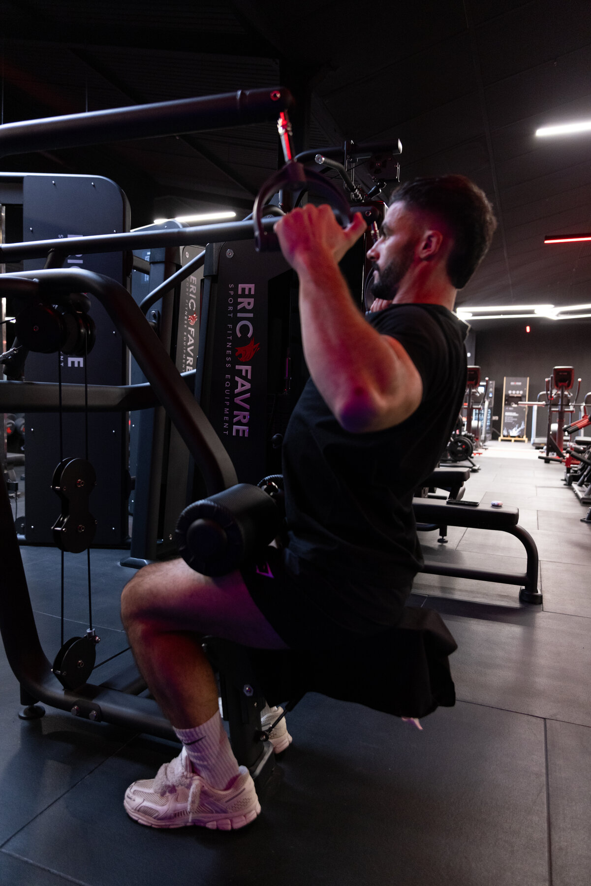Adhérent au tirage vertical chez Eric Favre Gym à Tavers