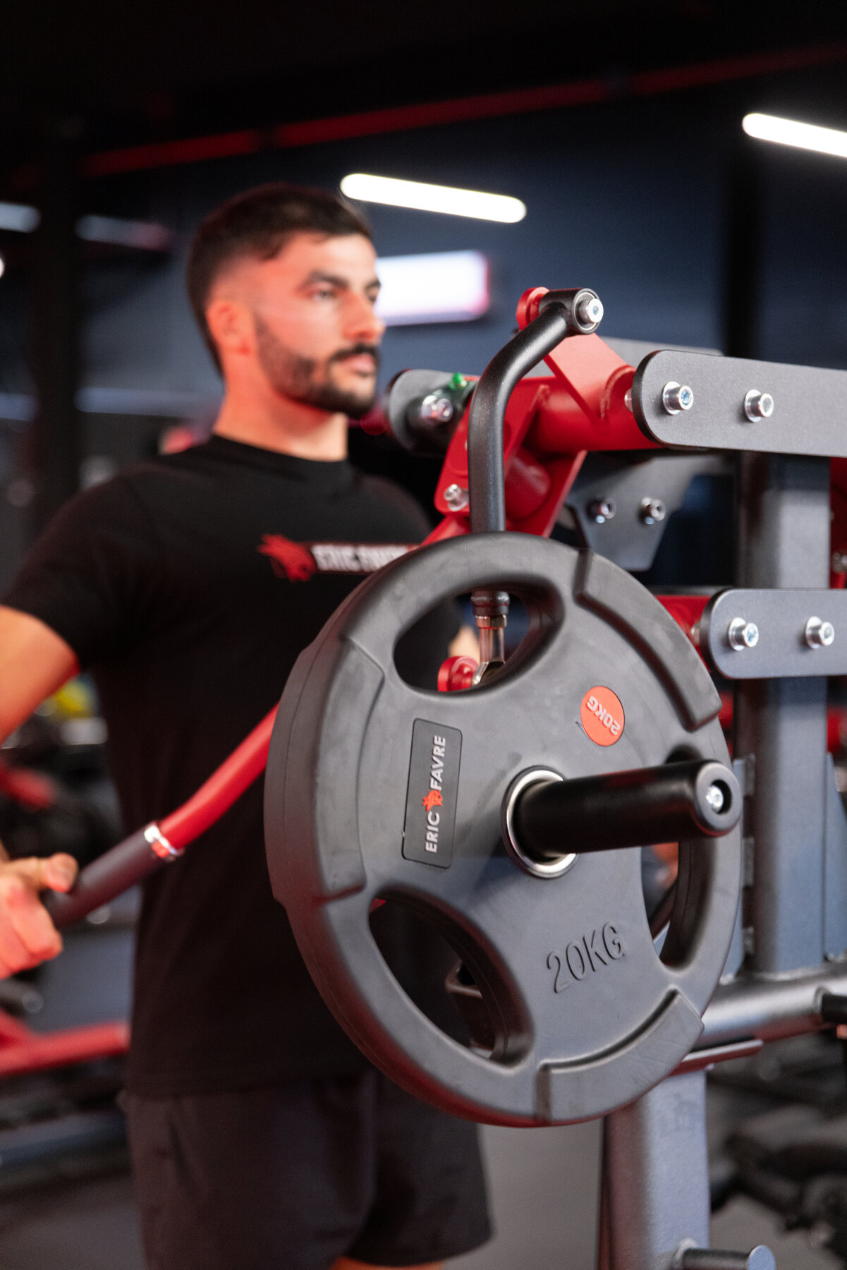 Machine à charge guidée avec disques chez Eric Favre Gym à Tavers