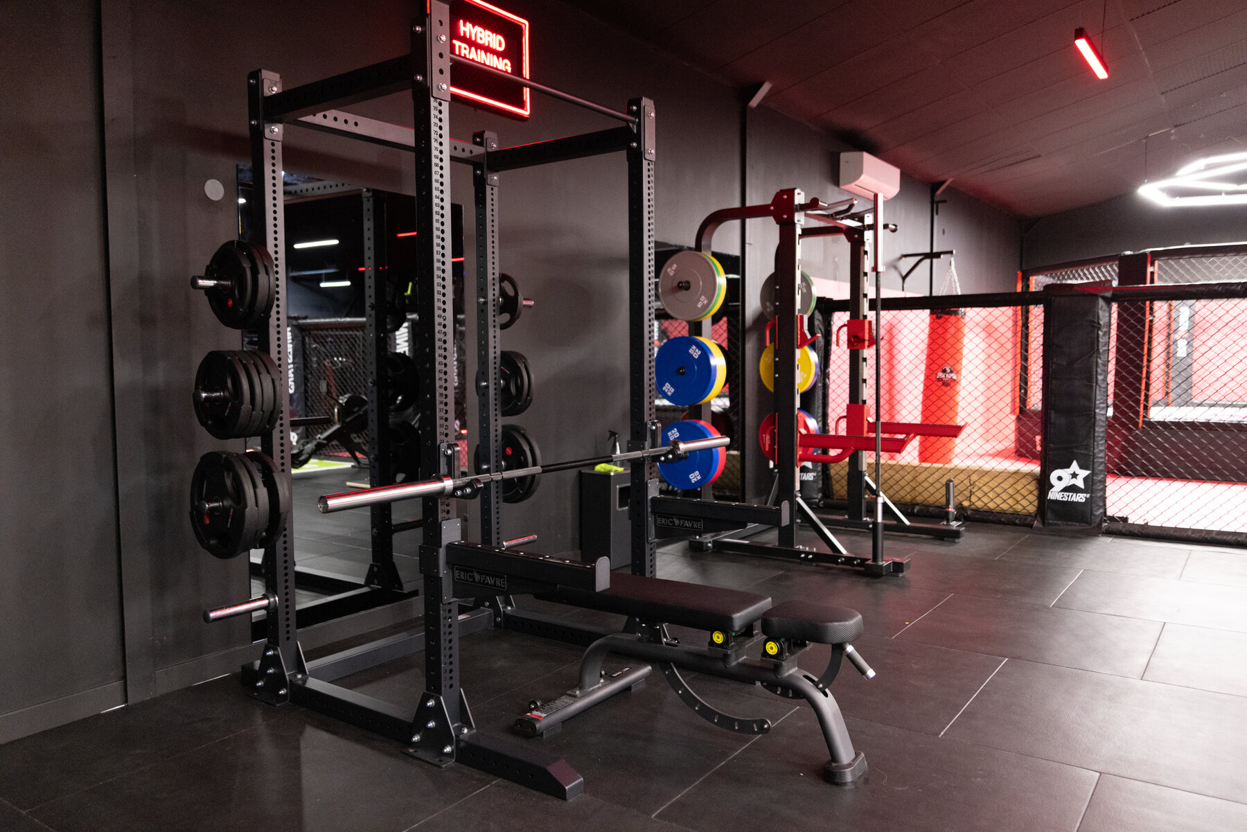 Power rack et barre olympique dans la salle Eric Favre Gym à Tavers
